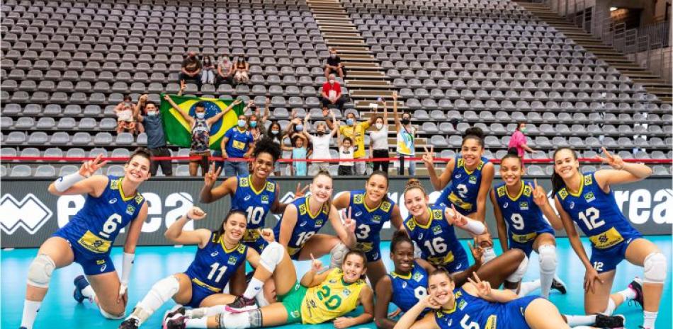 Las voleibolistas de Brasil celebran la conquista del séptimo puesto en el Campeonato Mundial Sub-20.