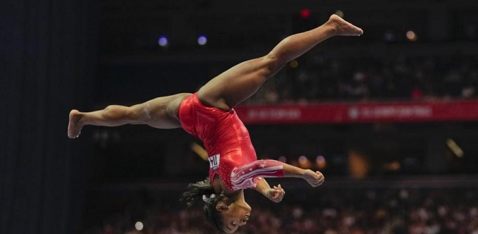 Simone Biles compite en la viga de equilibrio en el campeonato clasificatoria de gimnasia de Estados Unidos, en San Luis, el domingo 27 de junio de 2021.