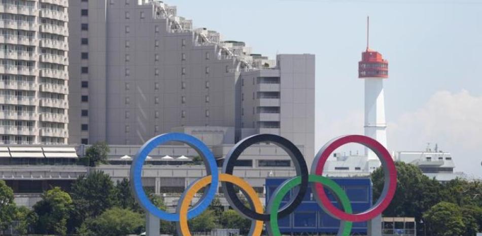 Los anillos olímpicos flotan en una barcaza en Tokio antes de los Juegos del 2020 el lunes, 19 de julio del 2021.