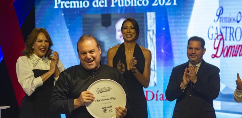 Leandro Díaz al recibir el premio.