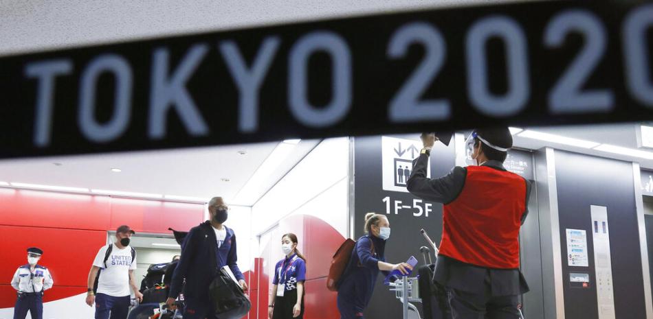 Los atletas olímpicos de los Estados Unidos llegan al Aeropuerto Internacional de Narita en Narita, al este de Tokio, el 1 de julio de 2021.

Foto: Kyodo News vía AP