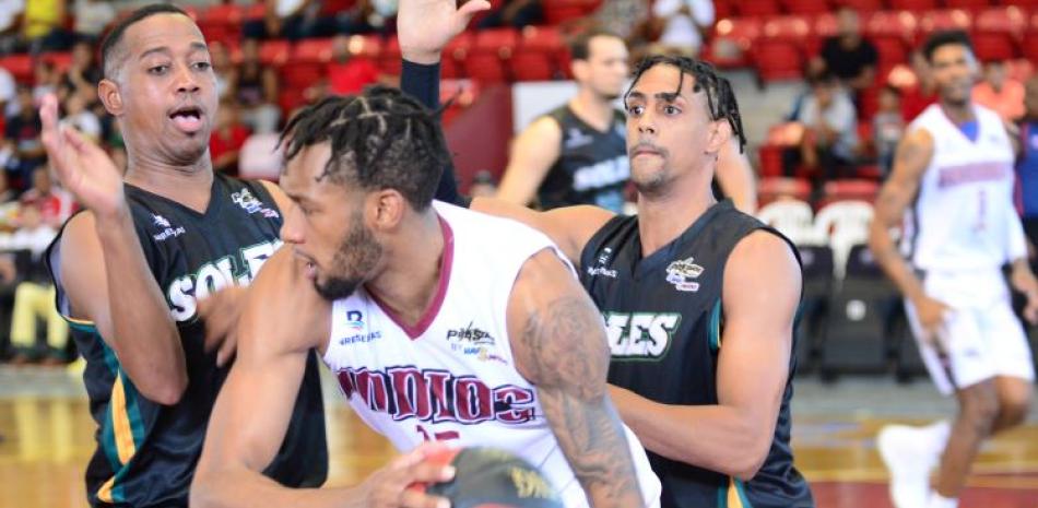 Un momento de acción en uno de los partidos entre los Indios y los Soles en un anterior torneo de la Liga Nacional de Baloncesto.