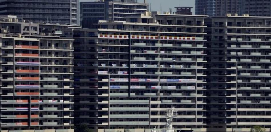 Banderas nacionales colgadas de los balcones en los alojamientos para deportistas, mientras Tokio se prepara para los Juegos Olímpicos.