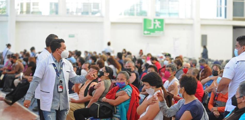 Varias acuden a recibir la segunda dosis de la vacuna contra la covid-19 hoy, en Ciudad Nezahualcoyotl (México). EFE/ Mario Guzmán