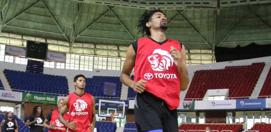 Luis Montero encabeza parte de los entrenamientos de los Leones de Santo Domingo con miras al inicio de la Liga Nacional de Baloncesto el próximo día 4 de agosto.
