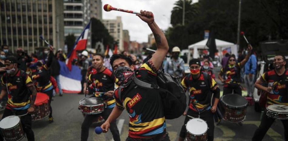 Jóvenes tocan tambores durante una protesta en contra del gobierno, el martes 20 de julio de 2021, en Bogotá. Foto: AP/Ivan Valencia.