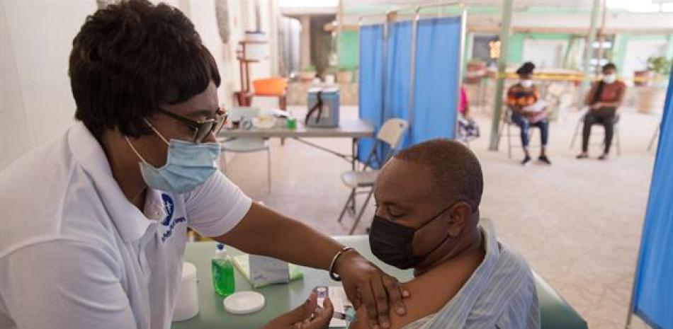 Un hombre fue registrado al ser vacunado contra la covid-19, en el Hospital Saint Damien, en Puerto Príncipe (Haití). Foto: EFE/Orlando Barría.