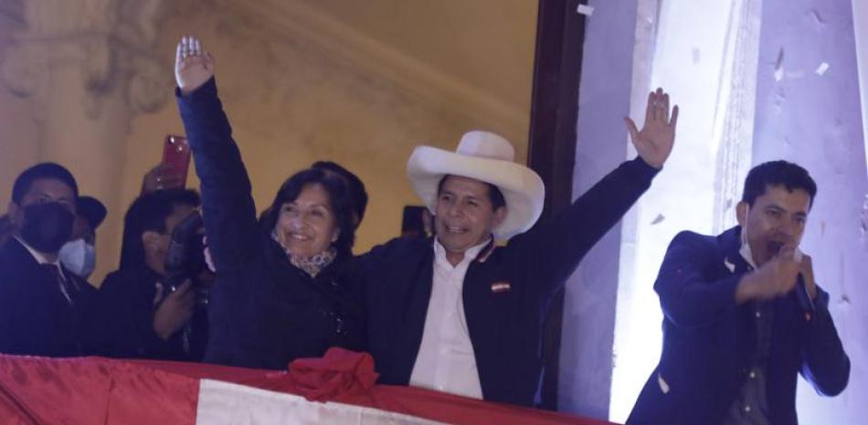Pedro Castillo, al centro, festeja con su compañera de fórmula Dina Boluarte el lunes 19 de julio de 2021 luego de que las autoridades electorales lo declararon presidente electo de Perú, en su sede de campaña en Lima. Foto: AP/Guadalupe Prado.