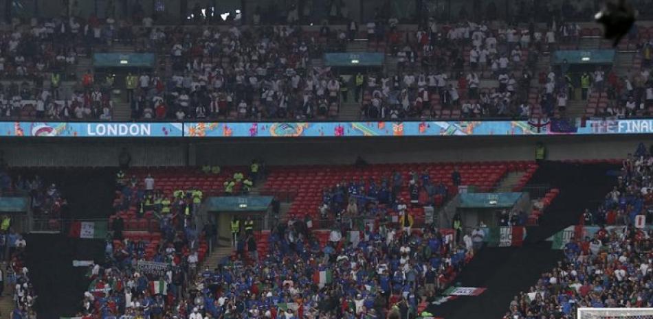 Los futbolistas de Inglaterra e Italia apoyan una rodilla antes del inicio de la final de la Eurocopa 2020 en el estadio Wembley en Londres el 11 de julio del 2020.