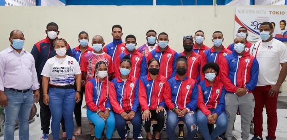 Atletas, técnicos y dirigentes luego de la clasificación de 10 atletas dominicanos para los Panamericanos Juveniles de Cali.