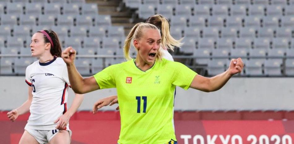 Stina Blackstenius, de Suecia, celebra luego de anotar uno de los dos goles que logró en el triunfo sobre Estados Unidos en el fútbol de los Juegos Olímpicos.