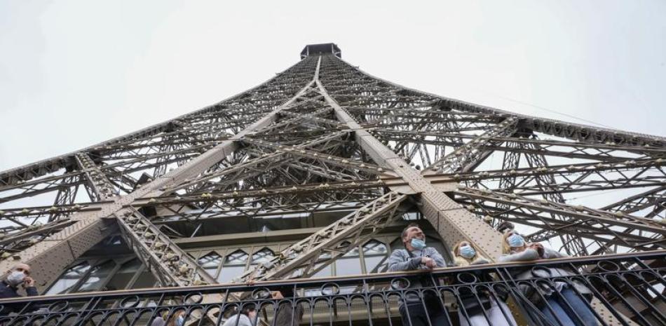 Visitantes disfrutan de las vista desde la Torre Eiffel, en París, el 16 de juio de 2021. (AP Foto/Michel Euler)
