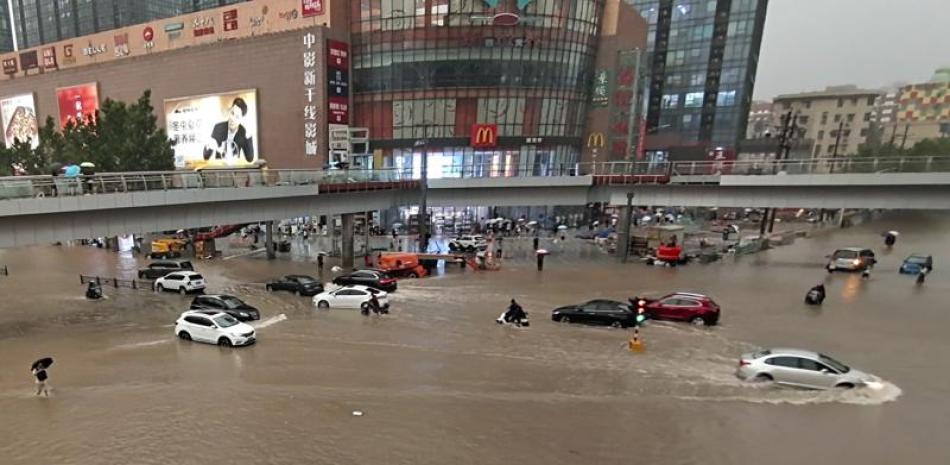 La escena de las inundaciones en Zhengzhou en China el 20 de julio del 2021. (Chinatopix Via AP)