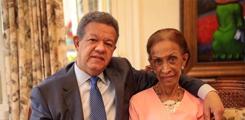 El expresidente Leonel Fernández junto a su madre Yolanda Reyna, quiien falleció ayer a los 95 años.