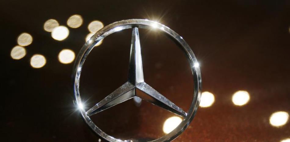 ARCHIVO - En esta foto del 5 de febrero de 2015 se ve el logo de Mercedes durante la conferencia anual de Daimler AG en Stuttgart, Alemania. (AP Foto/Michael Probst)