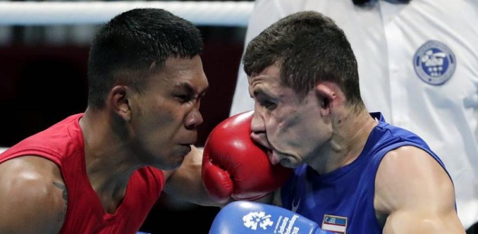 El filipino Eumir Félix Marcial (izq) se faja con el uzbeco Israil Madrimov en los Juegos Asiáticos el 31 de agosto del 2018 en Jakarta, Indonesia. Marcial peleará en los Juegos Olímpicos de Tokio como profesional.