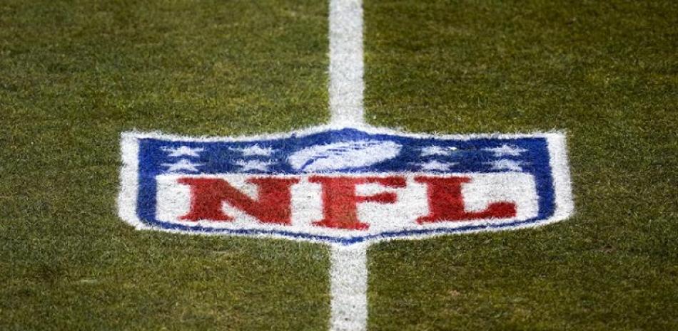 La foto del 3 de enero de 2021, se muestra el logo de la NFL en el terreno de juego antes de un partido entre los Broncos y los Raiders de Las Vegas, en Denver.