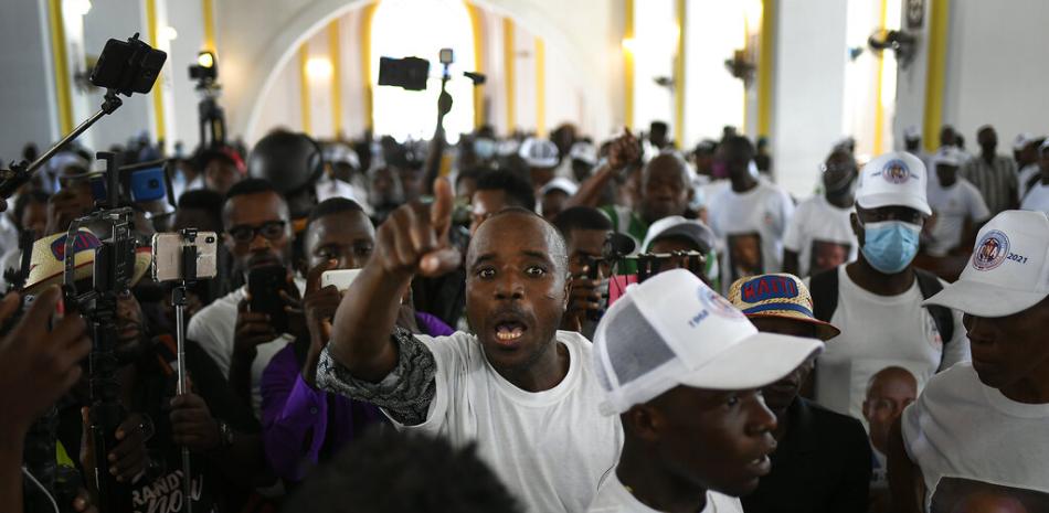 Un hombre exige que se haga justicia durante una misa el jueves 22 de julio de 2021 en honor del presidente haitiano asesinado Jovenel Moïse | Foto AP