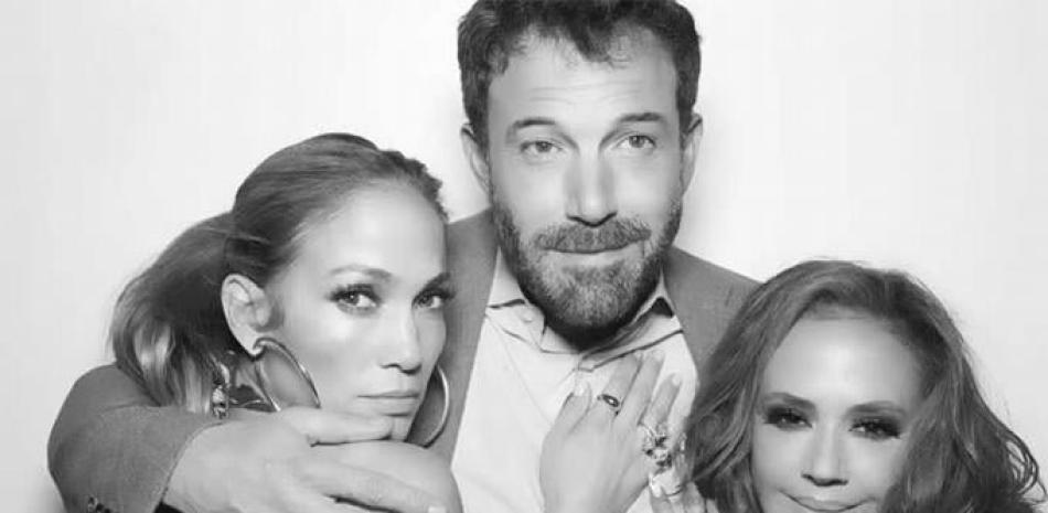 Esta es la foto oficial de Jennifer Lopez y Ben Affleck posando juntos por primera vez. La pareja figura junto a la actriz Leah Remini en su cumpleaños.