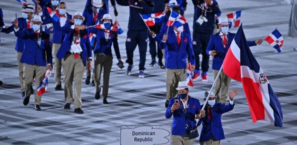 Rodrigo Marte y Prisilla Rivera encabezan como abanderados la delegación dominicana durante el desfile de países en la ceremonia inaugural de los Juegos Olímpicos.