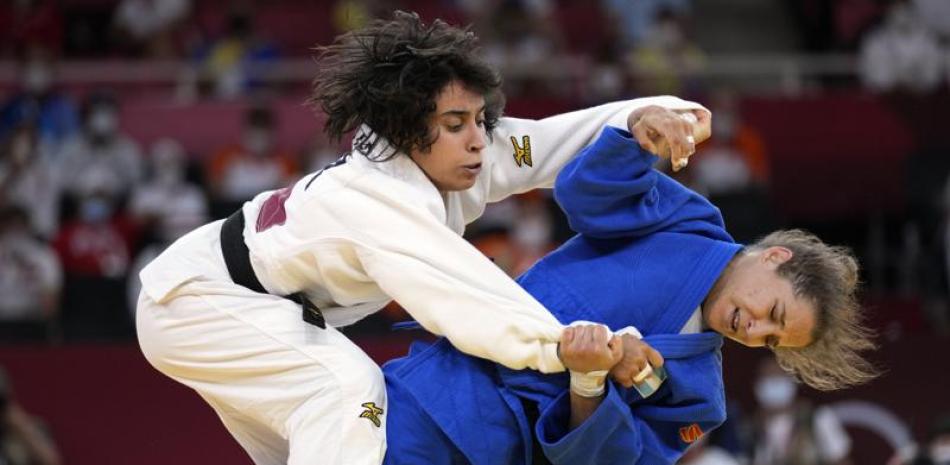 La portuguesa Catarina Costa (izquierda) y la argentina Paula Pareta compiten en el judo de lo Juegos Olímpicos de Tokio, el sábado 24 de julio de 2021. (AP Foto/Vincent Thian)