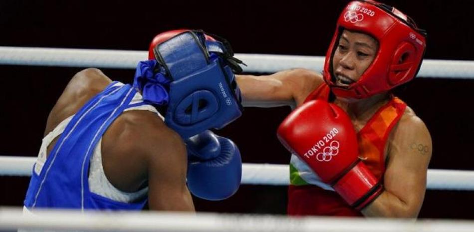 Mary Kom Hmangte intercambia golpe con la dominicana Miguelina Hernàndez en su combate de este domingo.