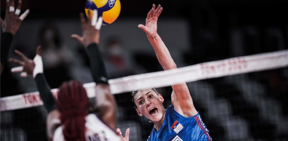 Tijana Boscovic aplica un fuerte remate ante la defensa de las dominicanas en su primer partido de este domingo en el voleibol de los Juegos Olìmpicos.