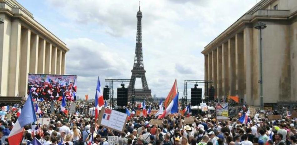 Decenas de miles de personas se manifestaron el sábado en Francia, Italia y Australia contra las nuevas restricciones sanitarias, que buscan acelerar la vacunación contra el covid-19 y frenar a la variante Delta, que llegaron a tachar de "totalitarias". AFP