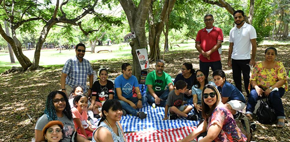 Decenas de familias optaron por compartir con los padres en el parque Mirador Sur de la capital. JORGE CRUZ/LISTÍN DIARIO