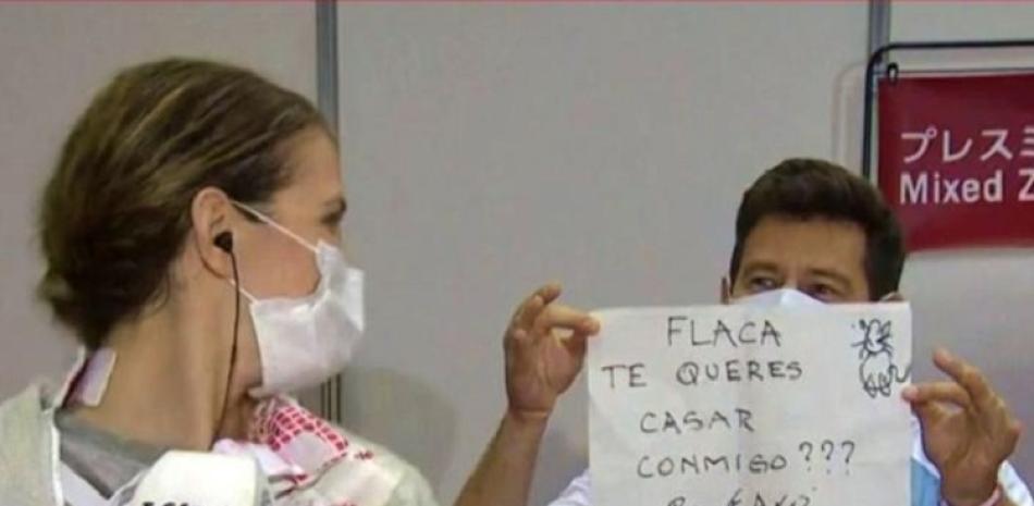 El entrenador Lucas Saucedo muestra su petición de matrimonio a la esgrimista Belén Pérez Maurice luego de su participación en los Juegos Olímpicos de Tokio.