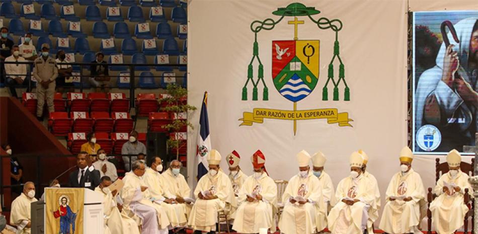 La ceremonia de recibimiento del nuevo obispo se celebró en el polideportivo.
