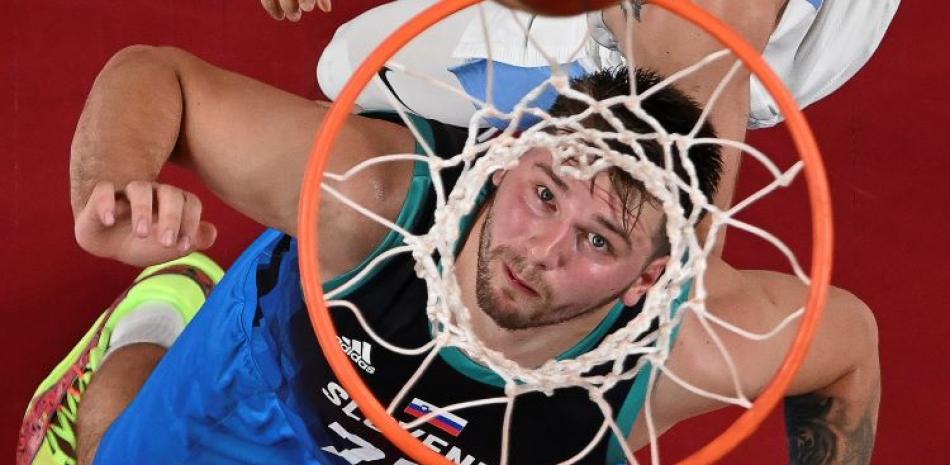 Luka Doncic, de Eslovenia, lucha por un rebote debajo del canasto en el partido frente a Argentina en el baloncesto de los Juegos Olímpicos.