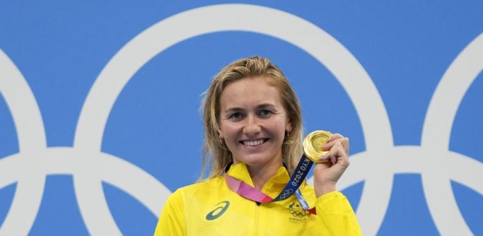 La australiana Ariarne Titmus alza su medalla tras ganar la final de los 400 metros libre femeninos de los Juegos Olímpicos de Tokio 2020, el lunes 26 de julio de 2021.