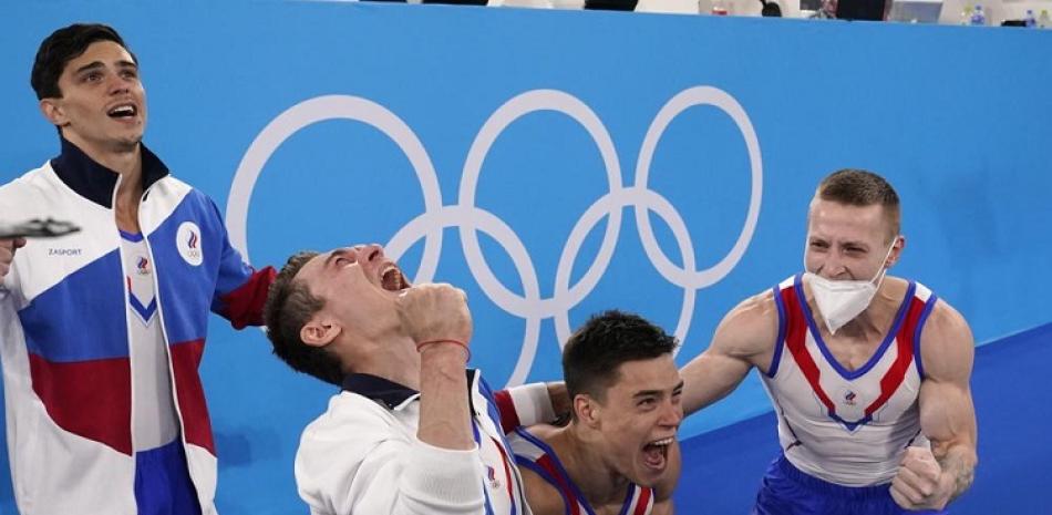 Los integrantes del equipo de gimnasia artística del Comité Olímpico Ruso celebran tras ganar el oro en la prueba por equipos de Tokio 2020.