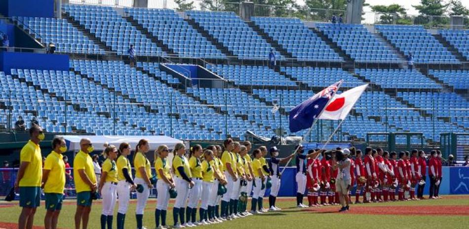 Las jugadoras de Australia y Japón forman fila antes del comienzo de su encuentro de softbol, que puso en marcha los Juegos Olímpicos el miércoles 21 de julio de 2021, en Fukushima

Foto: AP/Jae C. Hong