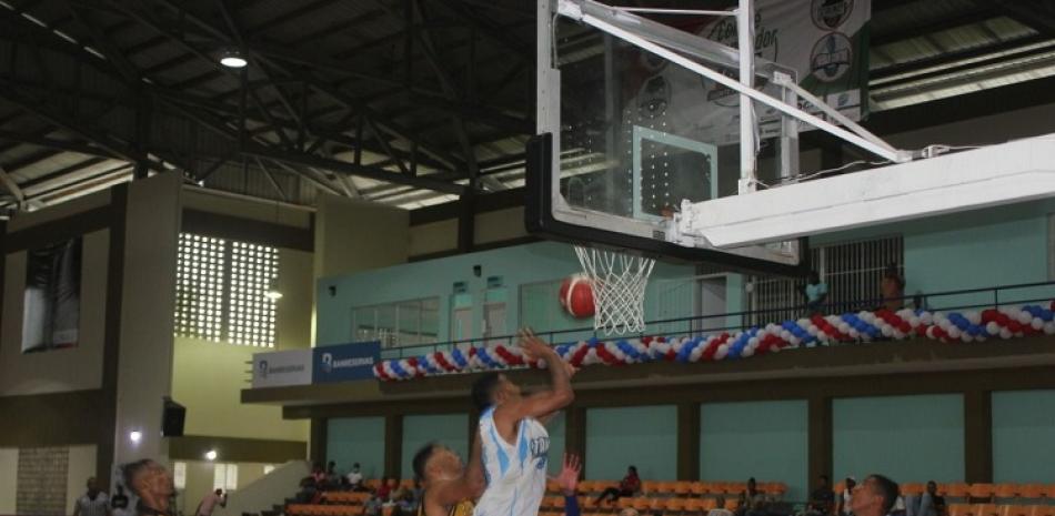 Un momento de acción del partido entre Vietnam y los Tanques de Pueblo Centro en el torneo de baloncesto superior de Monte Plata.