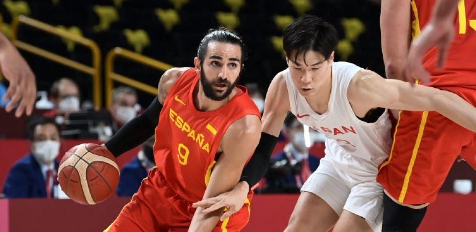 Ricky Rubio, de España, maneja el balón ante la defensa de Yudai Baba, de Japón, en acción del partido de baloncesto de los Juegos Olímpicos.