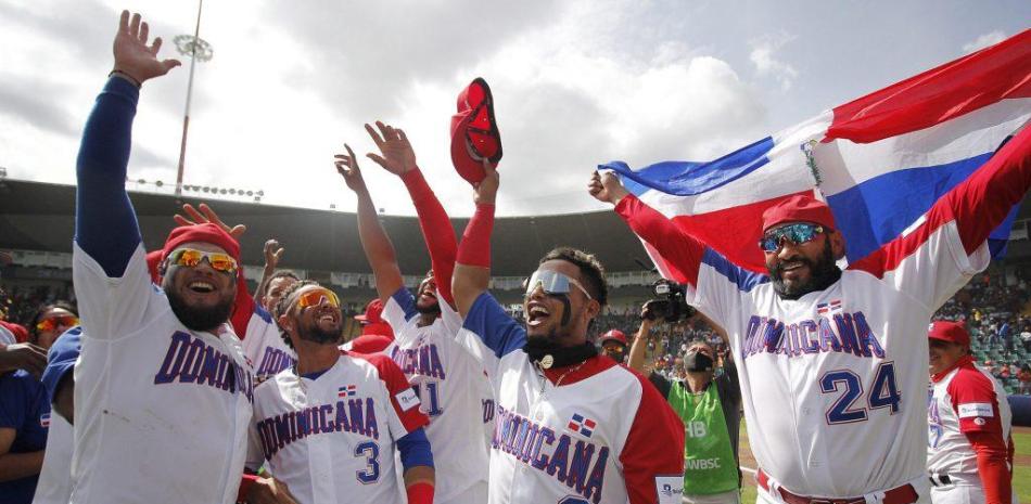 Jugadores del seleccionados dominicano celebran su clasificación a los Juegos Olímpicos.