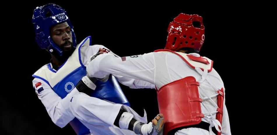 Bernardo Pie (azul) y el chino Zhao Shuai (rojo) aparecen en acción durante su combate en los cuartos de final del taekwondo de los Juegos Olímpicos de Tokio 2020.