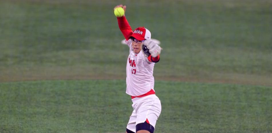 Yukiko Ueno, de Japón, realiza un lanzamiento en el primer inning del partido por la medalla de oro frente a Estados Unidos en el sóftbol femenino de los Juegos Olímpicos.