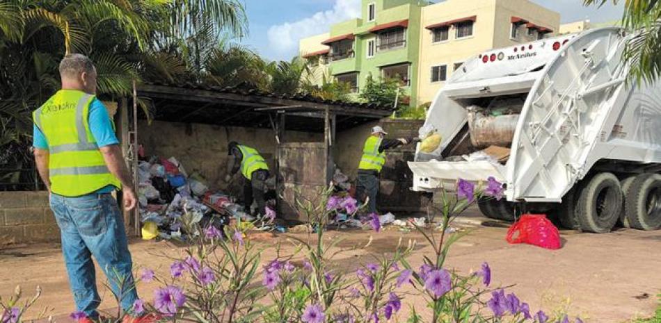 La basura acumulada en Santo Domingo Este ha generado críticas a la gestión del alcalde Manuel Jiménez. ARCHIVO