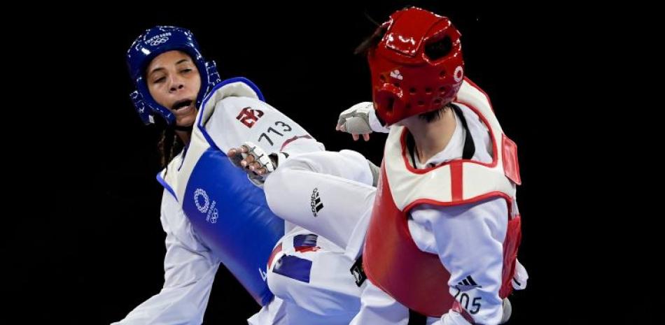 Katherine Rodriguez (azul) y Lee Da-bin, de Corea del Sur (rojo) compiten en el torneo de taekwondo durante los Juegos Olímpicos 2020 en Tokio, Japón.