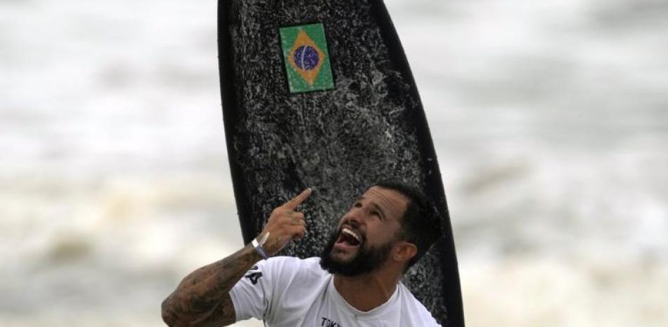 El brasileño Ítalo Ferreira celebra tras ganar la medalla de oro en la primera competición de surf en unos juegos olímpicos, el 27 de julio de 2021.