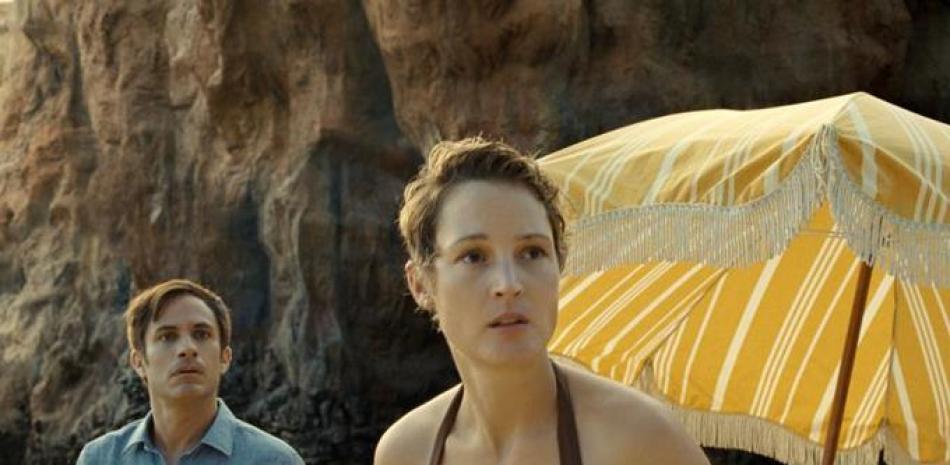 En esta imagen proporcionada por Universal Pictures se ve a Gael García Bernal y a Vicky Krieps en una escena de la cinta "Old". (Universal Pictures vía AP).