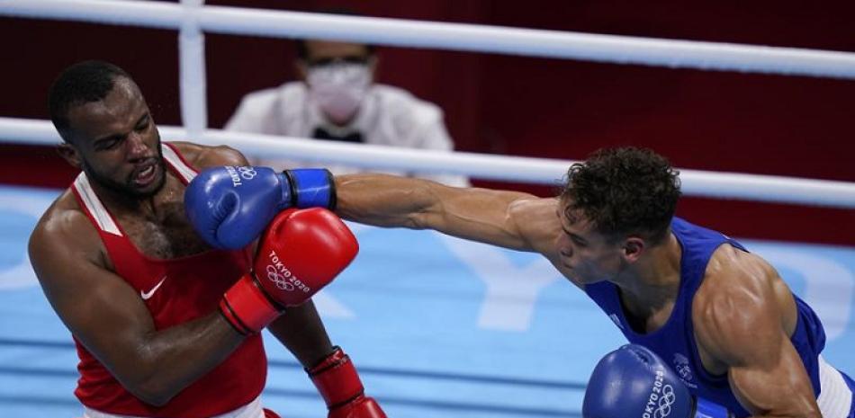 El boxeador neozelandés David Nyika (derecha) da un puñetazo a Youness Baalla, de Marruecos, durante su pelea de los pesos pesados (91kg).