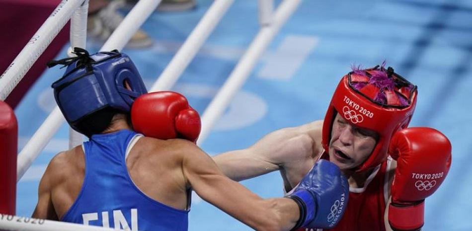 La francesa Maiva Hamadouche, derecha, intercambia golpes con la finlandesa Mira Majut Johanna Potkonen en una pelea de los 60 kilogramos en los Juegos Olímpicos.