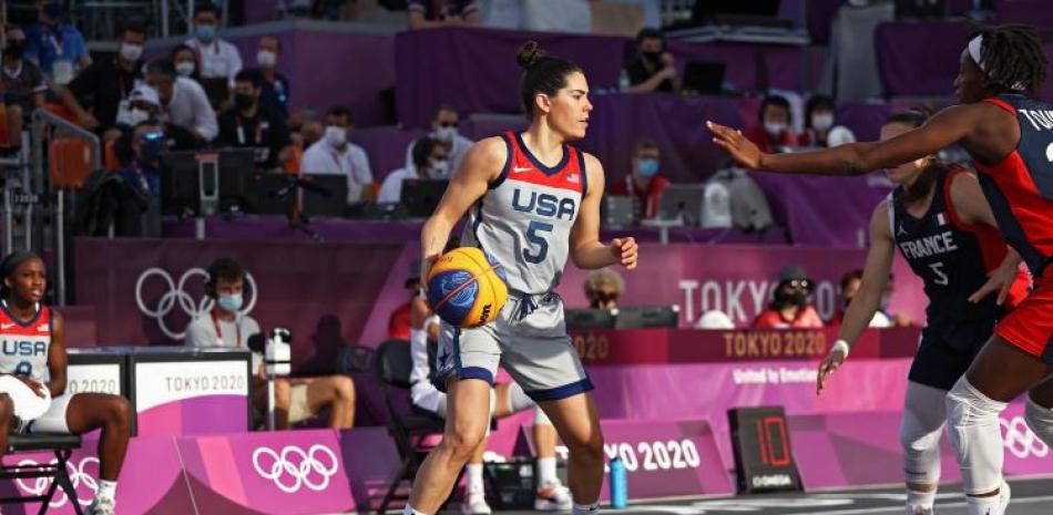 Kelsey Plum, de Estados Unidos, maneja el balón en acción del partido por la medalla de oro en el básquet 3X3 de los Juegos Olímpicos.