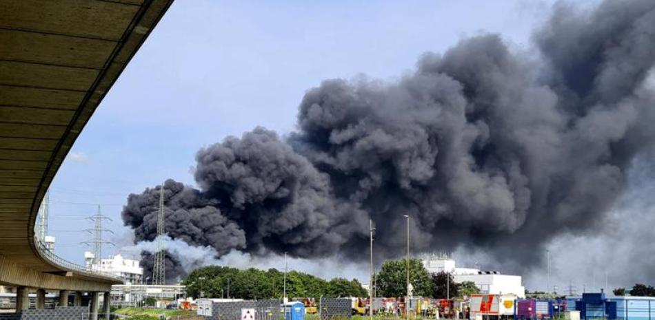 Una nube negra de humo se alza sobre un parque industrial en Leverkusen, Alemania, el martes 27 de julio de 2021. Había bomberos del departamento local trabajando sobre el terreno. (Mirko Wolf/dpa via AP)
