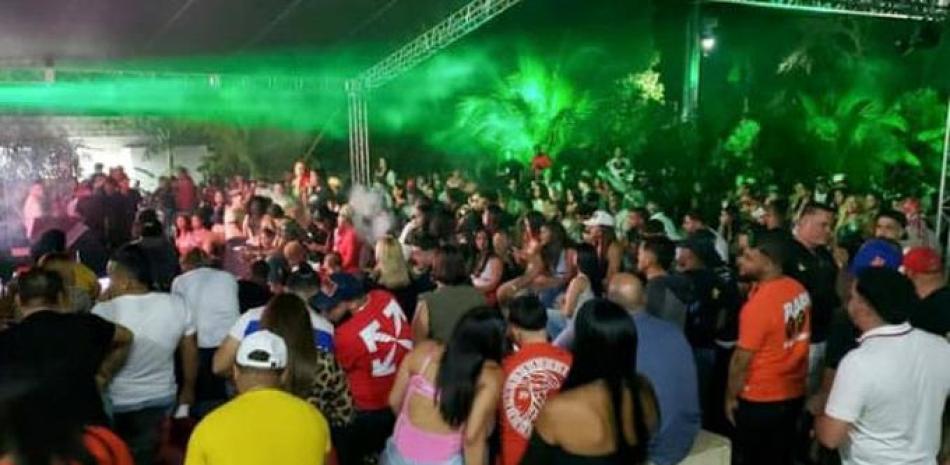 Las discotecas, drink y colmadones realizan fiestas masivas en Baní en pleno auge de infectados de Covid.
