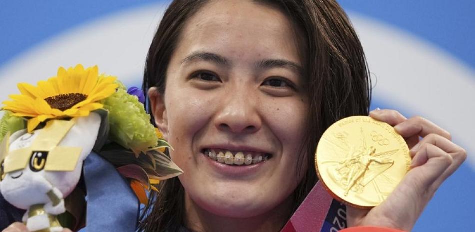 La japonesa Yui Ohashi posa con su medalla de oro tras ganar los 200 metros combinados de los Juegos Olímpicos de Tokio, el miércoles 28 de julio de 2021.